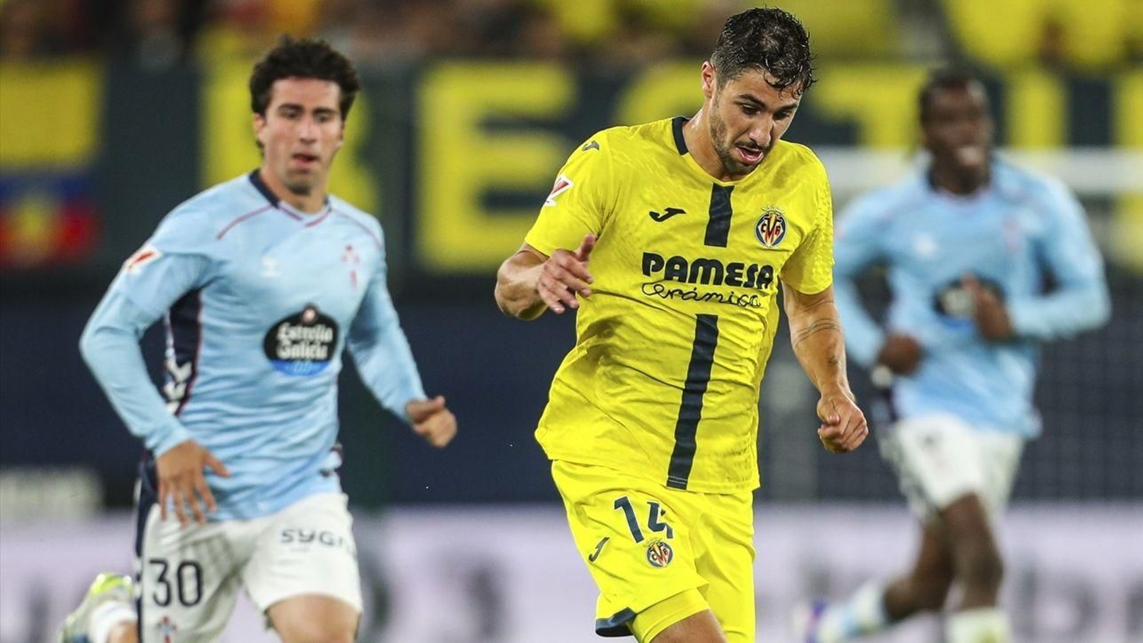 Hugo González persigue a Santi Comesaña.