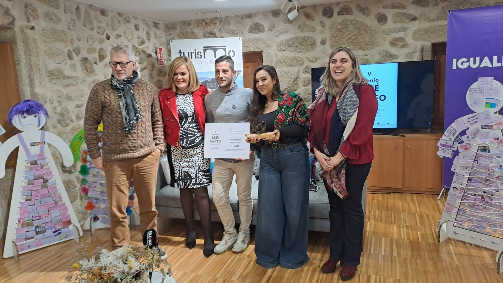 Digna Rivas y Joshua Alonso, hijo de Sesé Mateo, en la entrega del premio en una edición anterior.