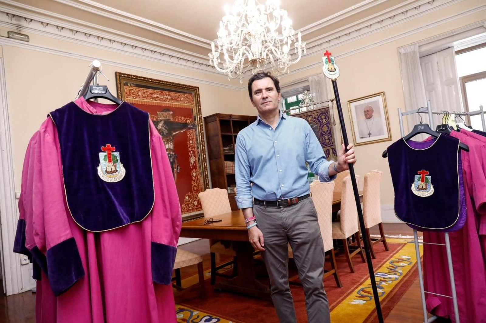 Carlos Borrás ultima detalles de la procesión del domingo.