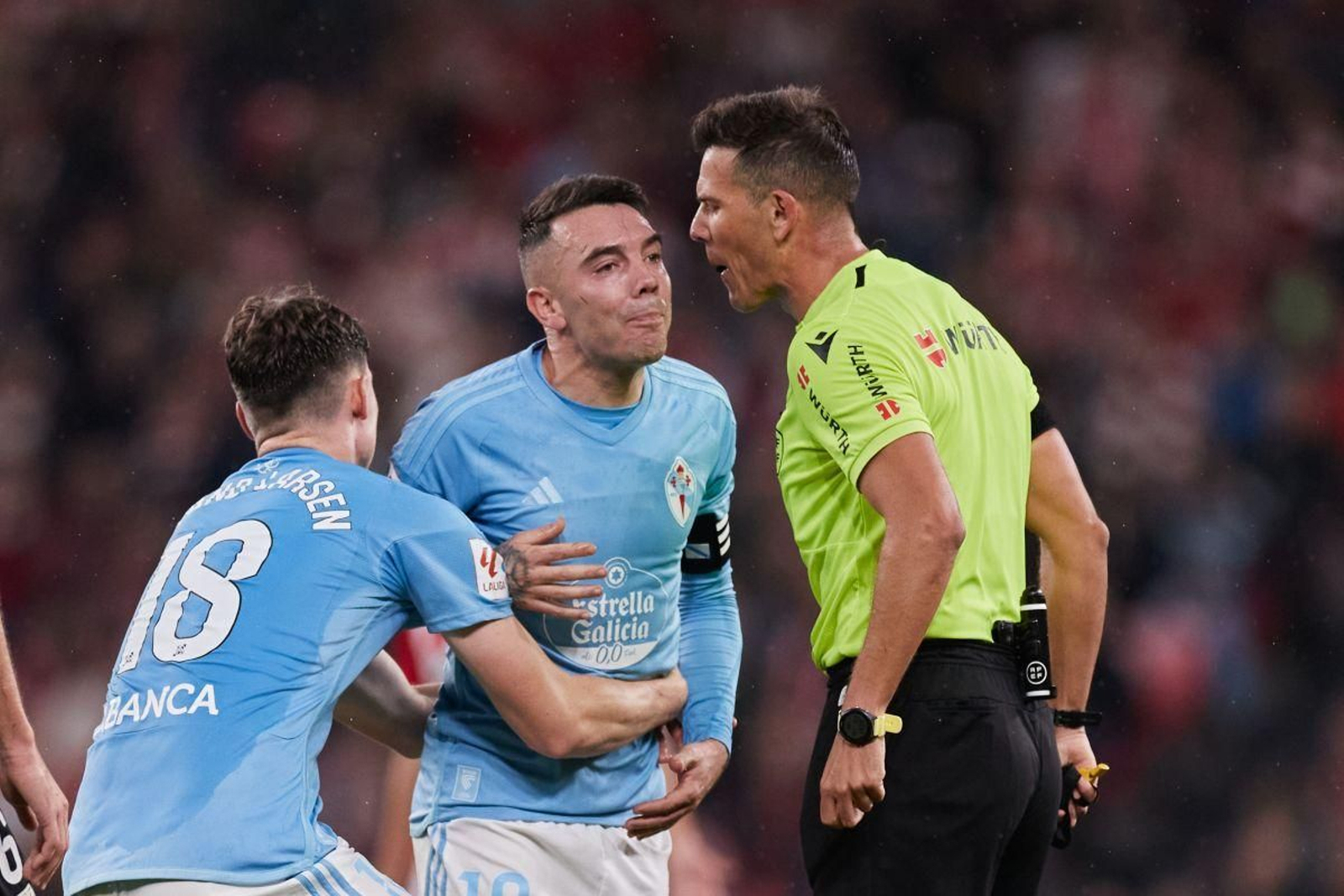 Larsen trata de llevarse a Aspas mientras éste protesta al colegiado del encuentro disputado en Bilbao.