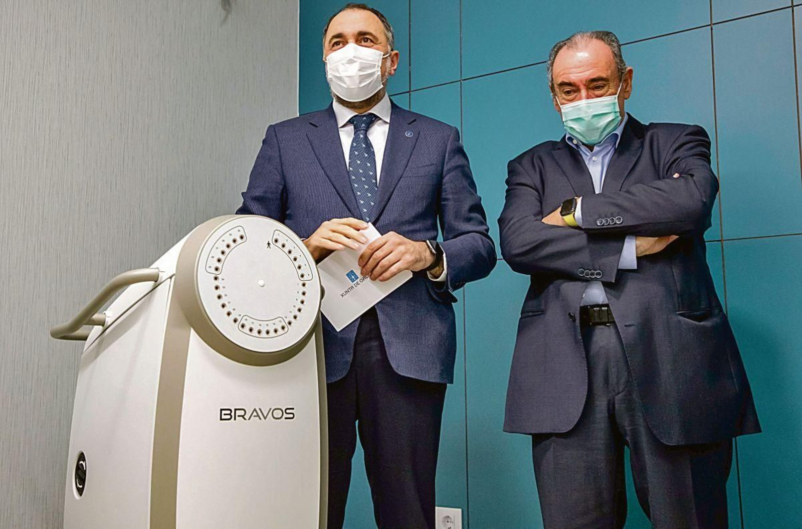 García Comesaña, con el gerente del HULA Ramón Ares, ayer en el hospital de Lugo.