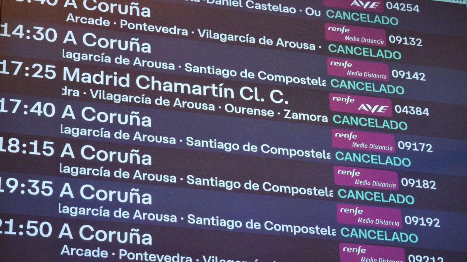 Parrilla de información en la estación, con todos los trenes cancelados