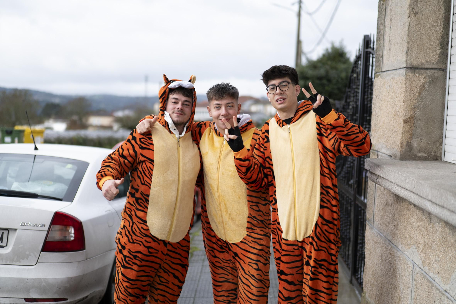 Galería | El Entroido itinerante de Parada de Amoeiro lleva la diversión por bandera