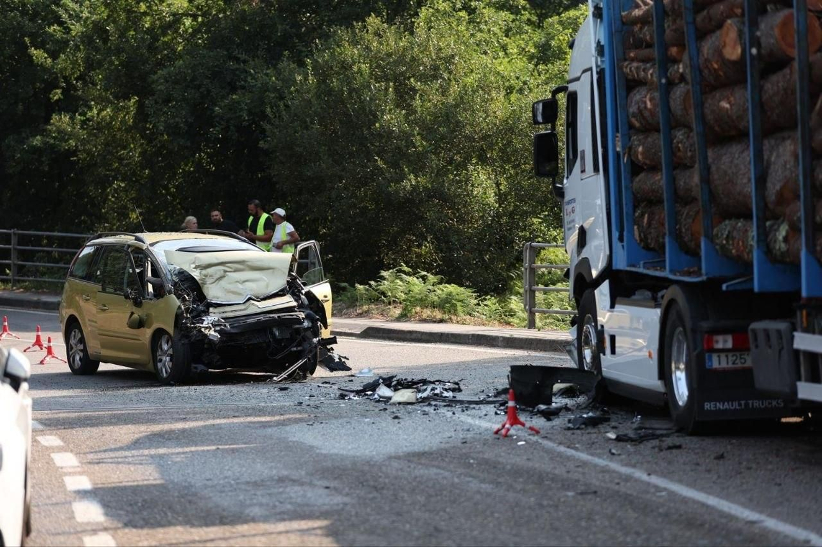 Estado en el que quedó el coche tras chocar contra un camión en Gondomar.