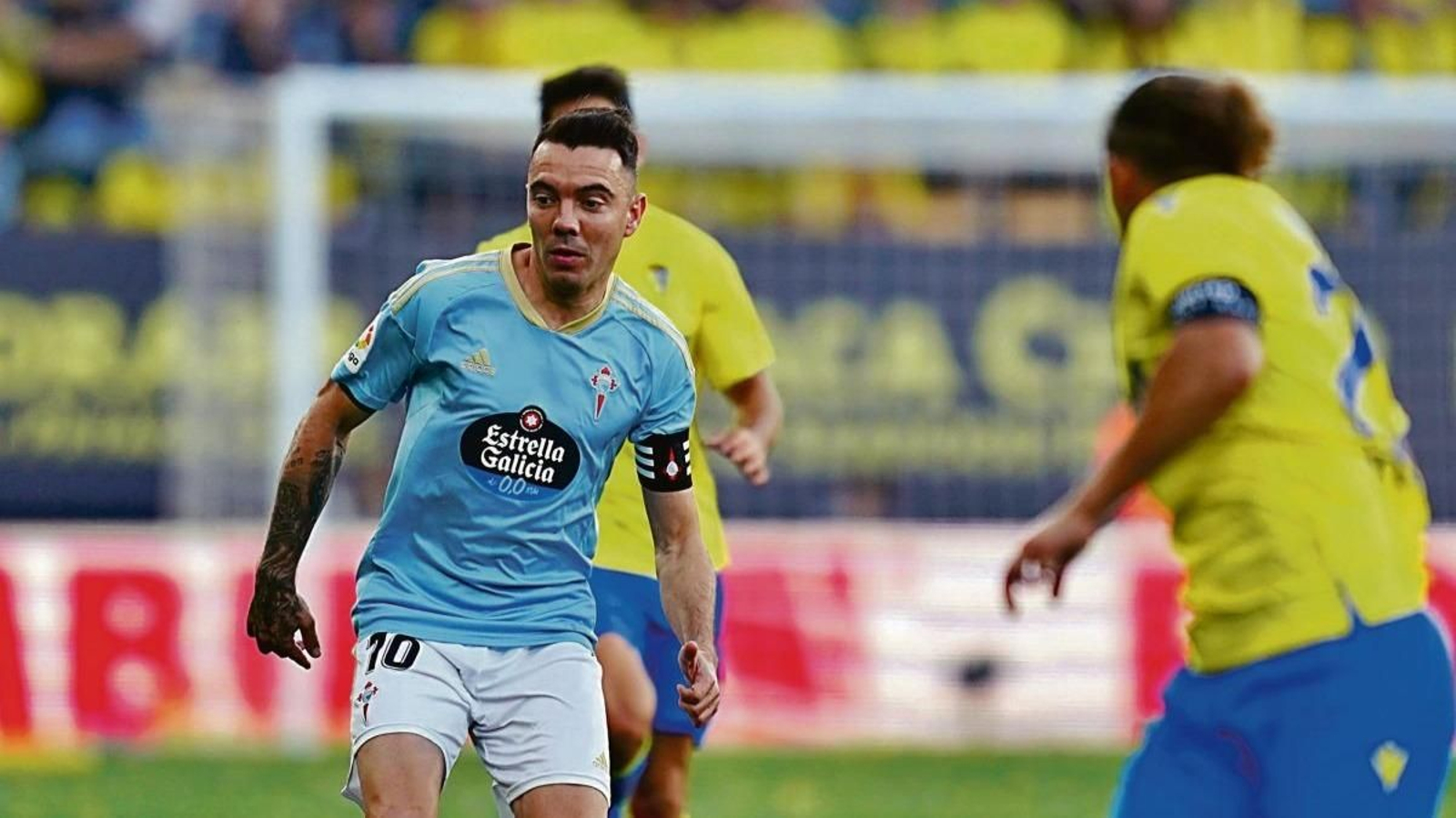 Iago Aspas dio luz a la negra oscuridad del fútbol del Celta ayer en el Nuevo Mirandilla de Cádiz.