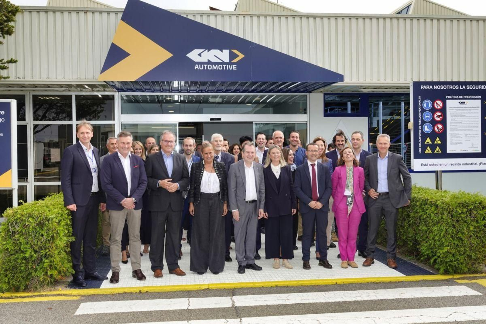 Foto de familia con la dirección de la planta de Vigo y del grupo, autoridades y representantes del sector.