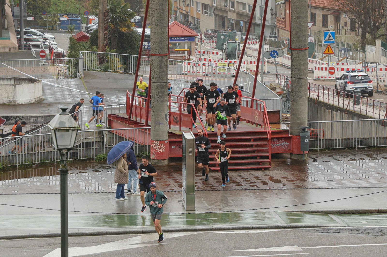 Galería | Cientos de atletas aguantan la lluvia en la Subida ao Castro