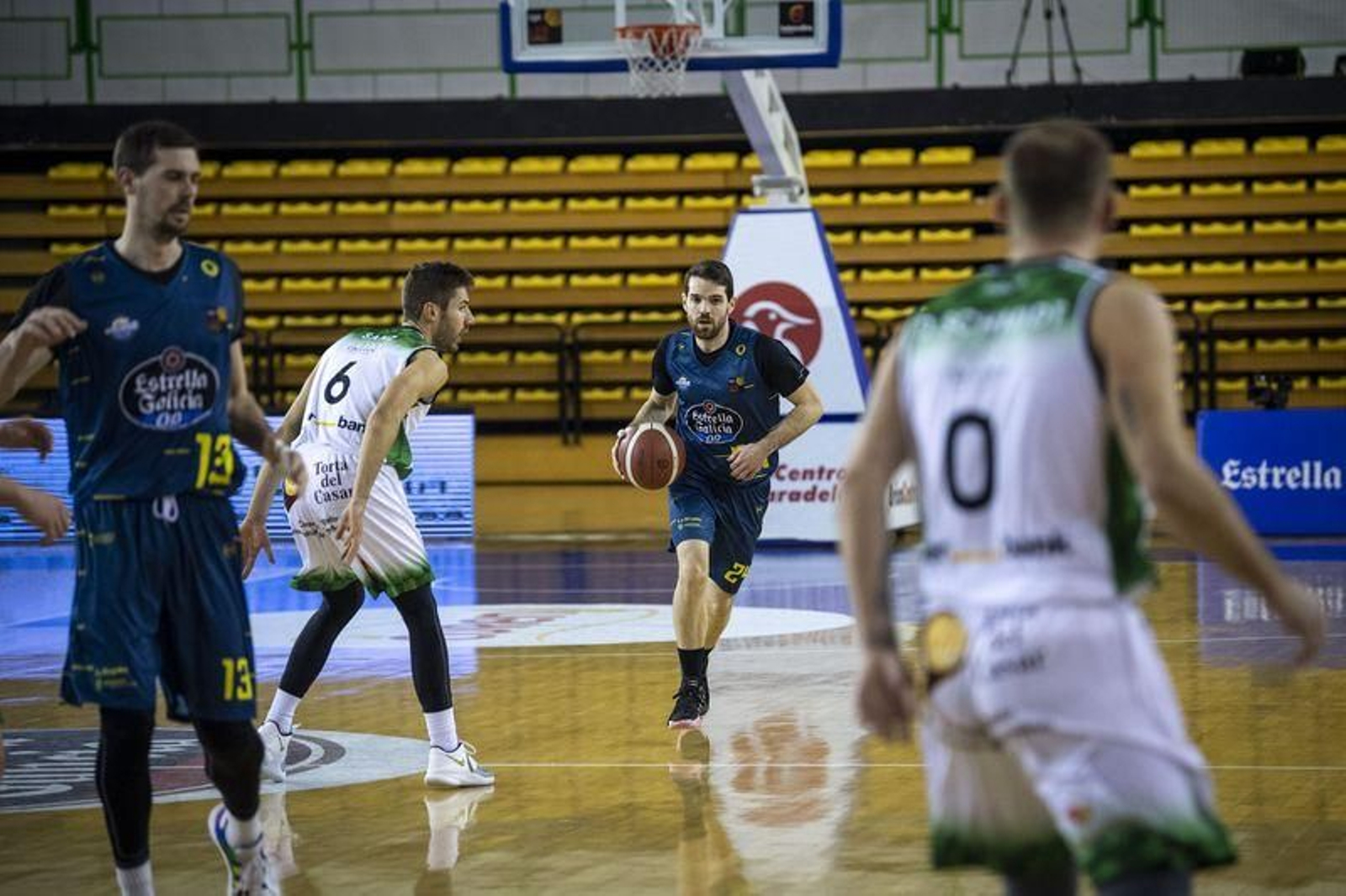 Partido en el Pazo entre el COB y el Cáceres // FOTO: ÓSCAR PINAL