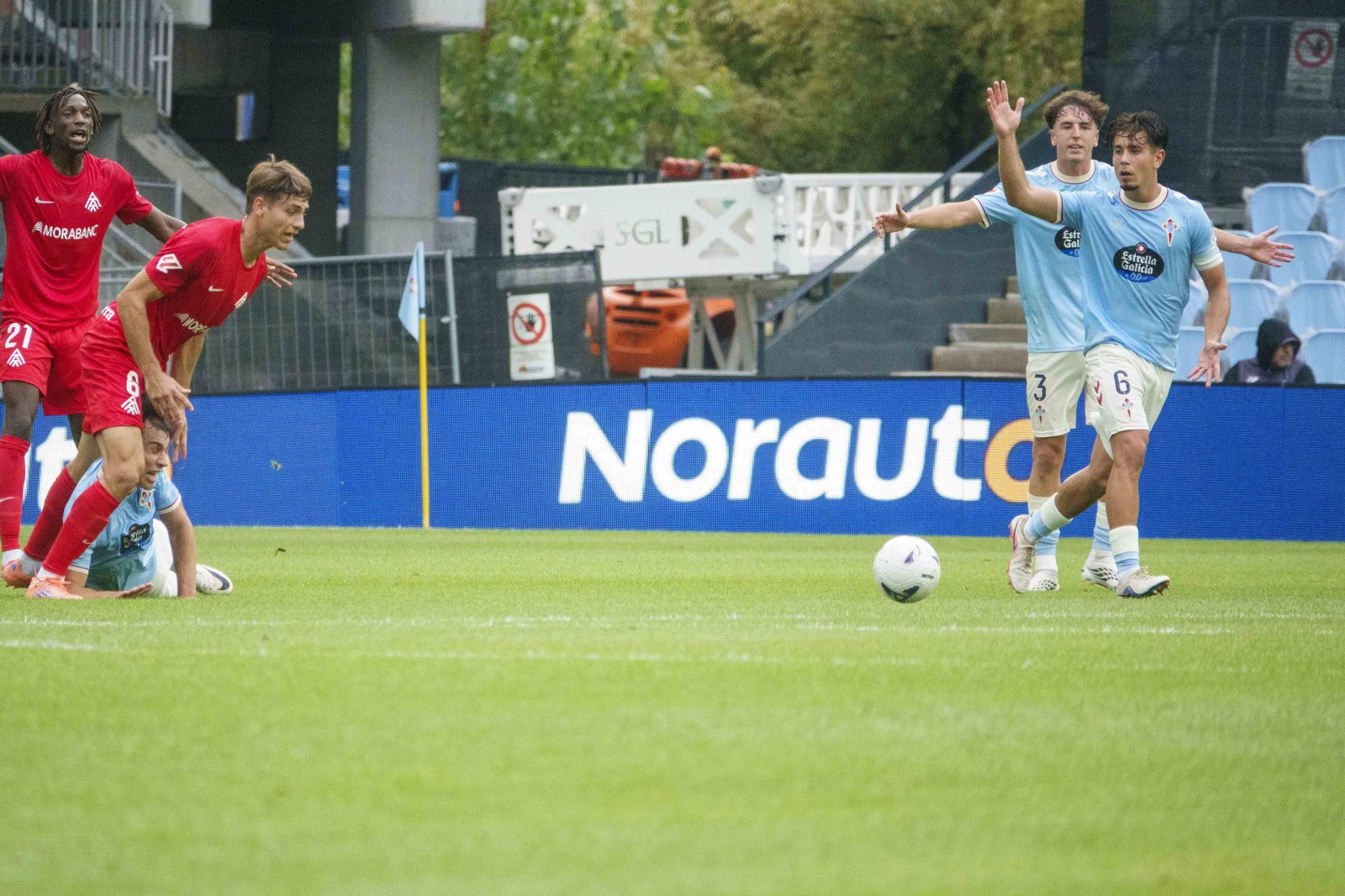 Galería | El Celta Fortuna se estrena como local en Segunda División