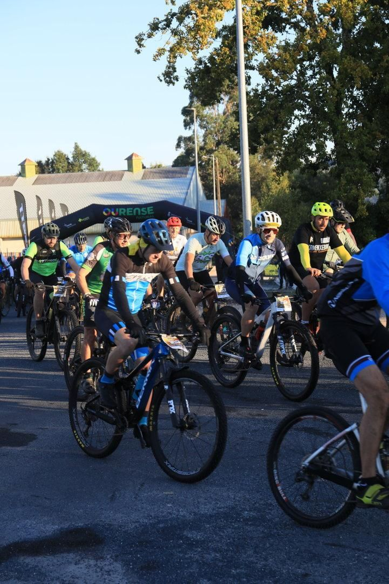 Pedaleos durante la BTT Concello de Boborás.
