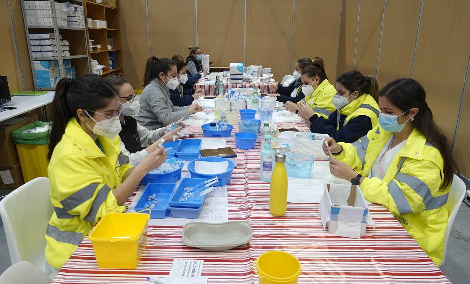 Profesionales de enfermería preparando las dosis en un recinto cerrado del Ifevi.