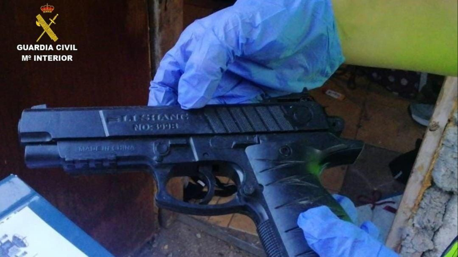 Pistola usada por una banda que asaltó bares del sur de Pontevedra desde agosto de 2025, desarticulada por la Guardia Civil.