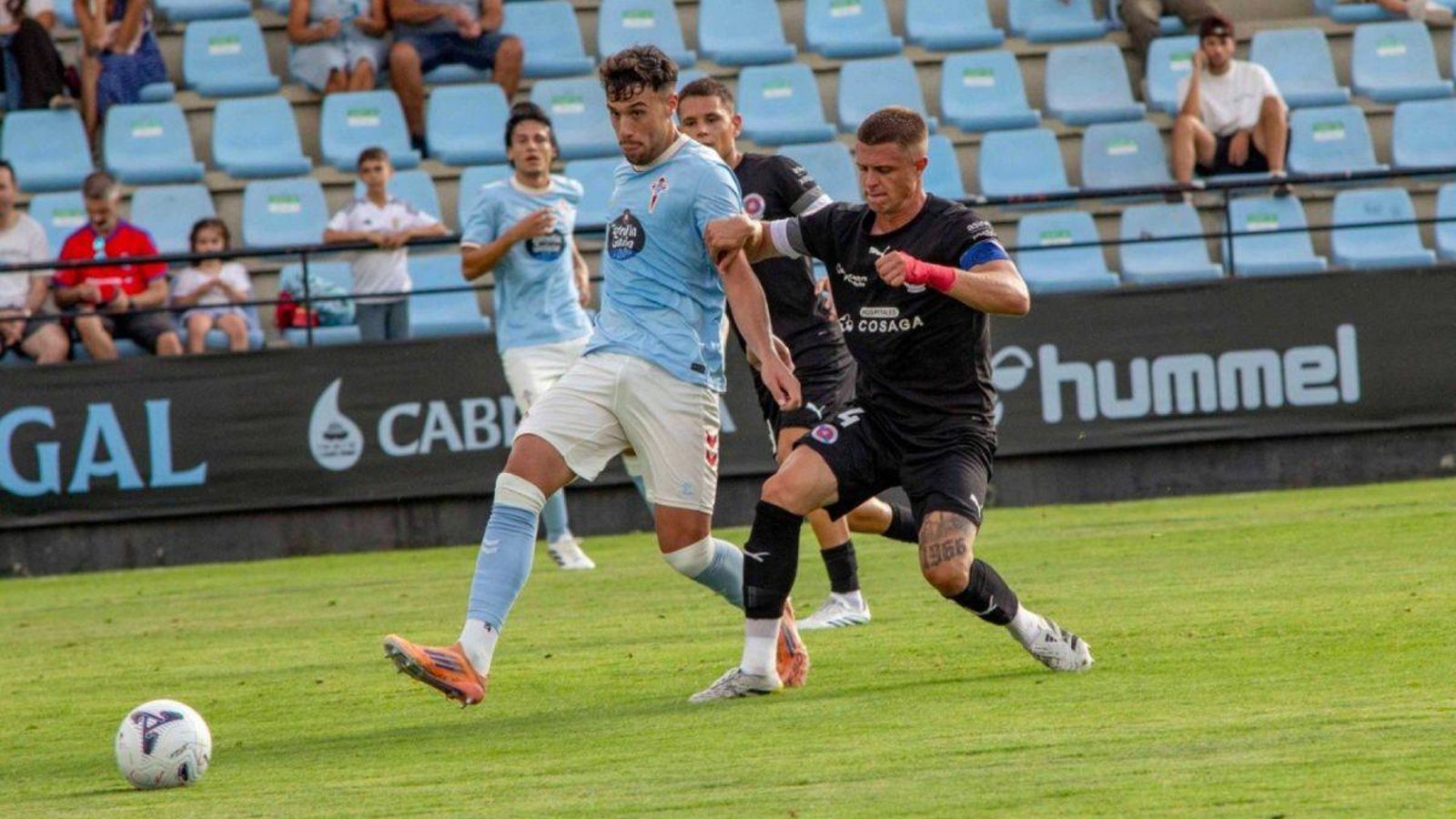 Álvaro Marínda un pase ante la presión del exceleste Javi Labrada.