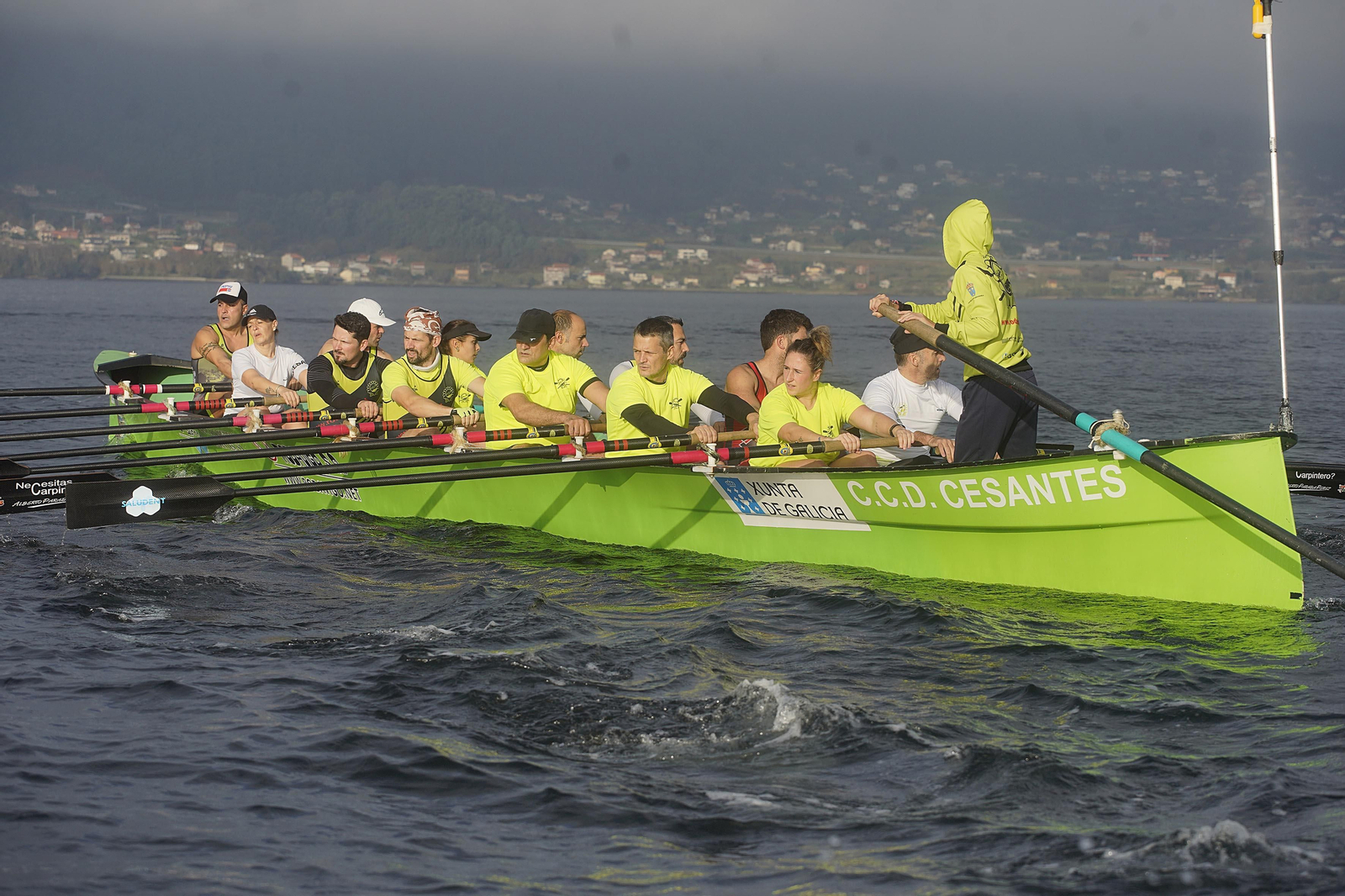 Participantes en la sesión de remo de +Deporte Atlántico en Cesantes.
