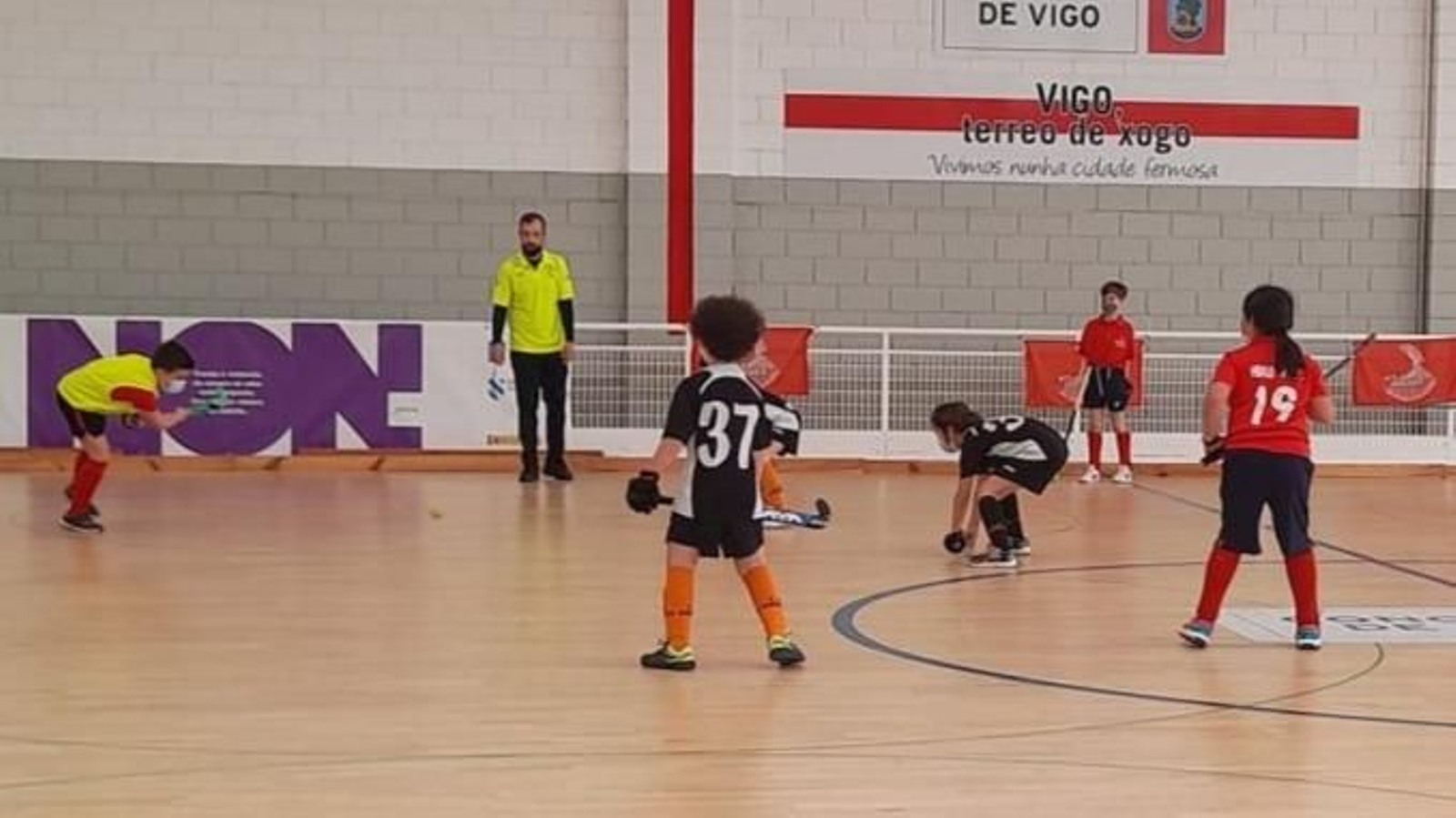 El Atlántico HC vivirá mañana un torneo interno de hockey sala en el IES Rosales 2.