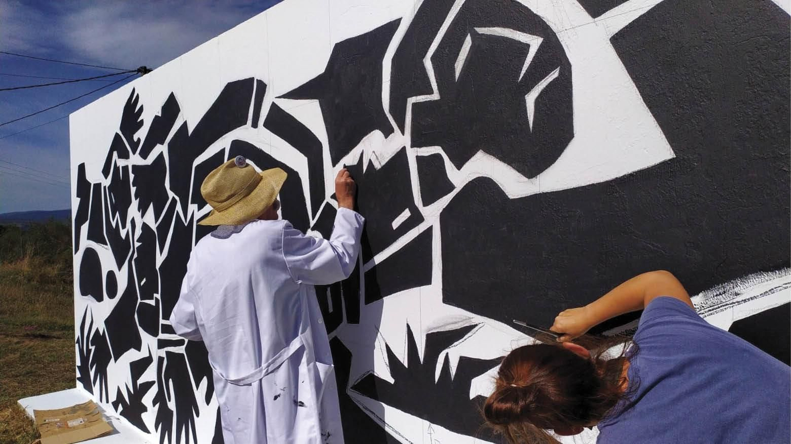 El artista Xosé Vizoso durante la restauración del mural el pasado fin de semana.