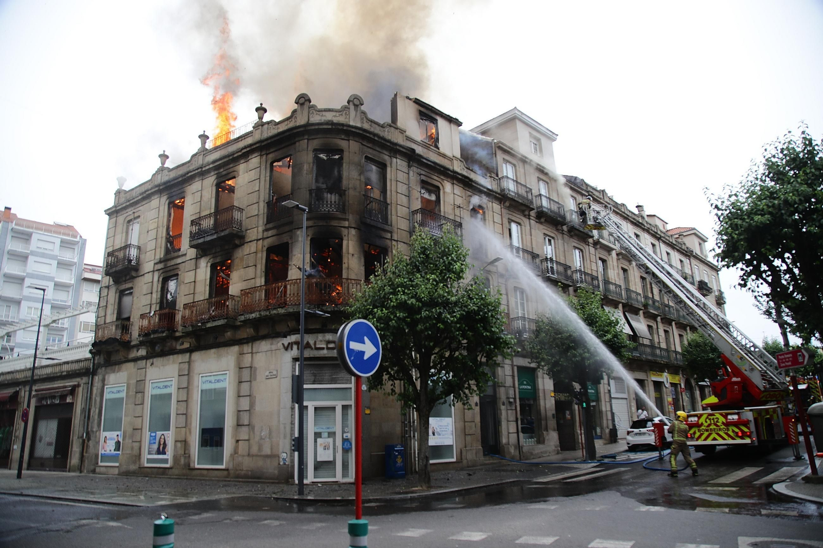 Galería | Así fue el voraz fuego que calcinó un edificio en A Ponte, en imágenes