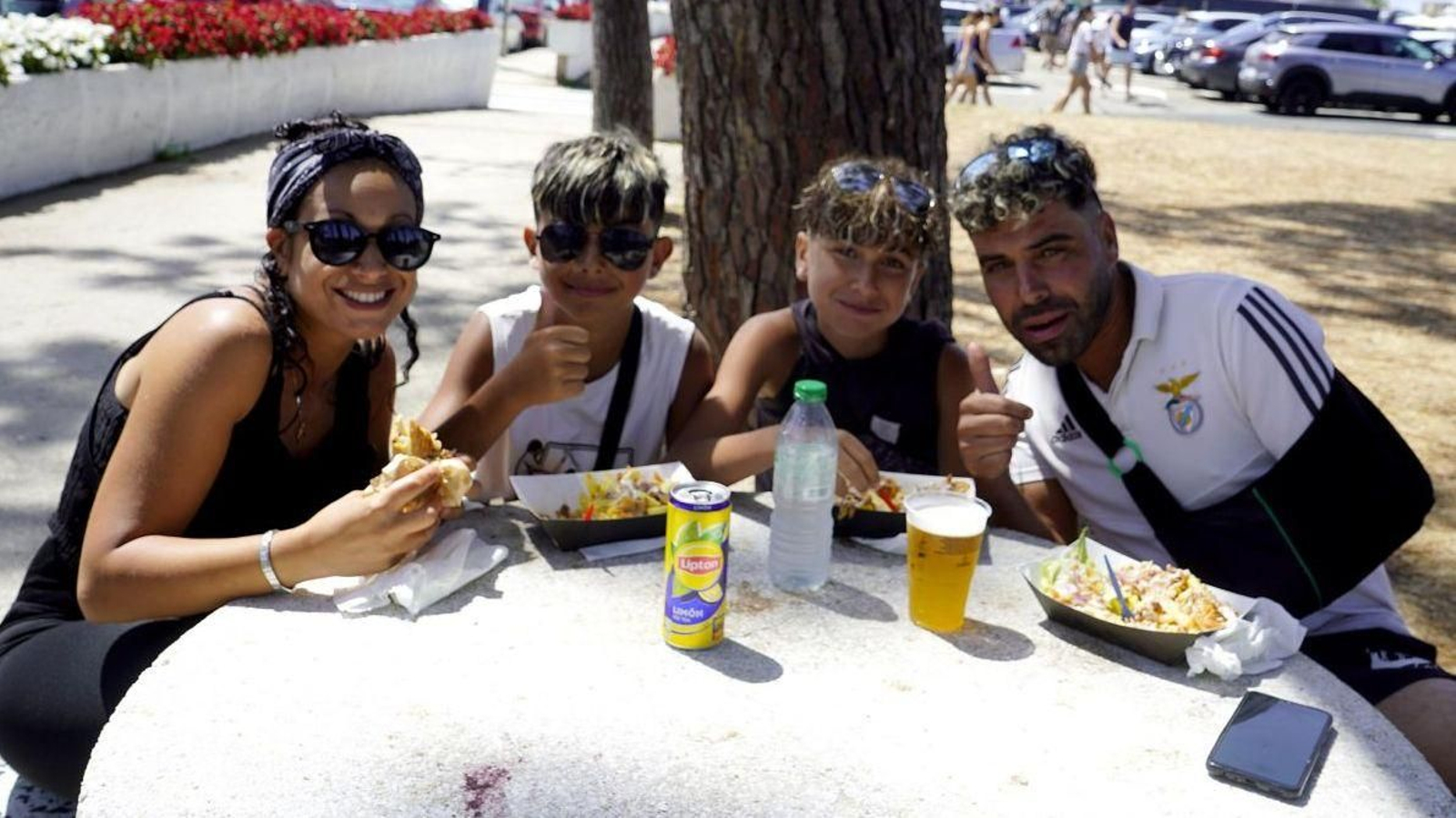 Imagen de una familia disfrutando de la comida en una de las mesas del pinar de Samil.
