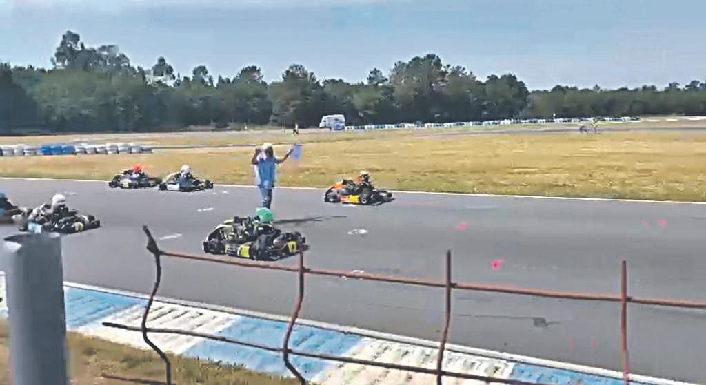 El presidente del comité organizador, José Echevarría, mandando parar a los karts. (J.LÓPEZ)