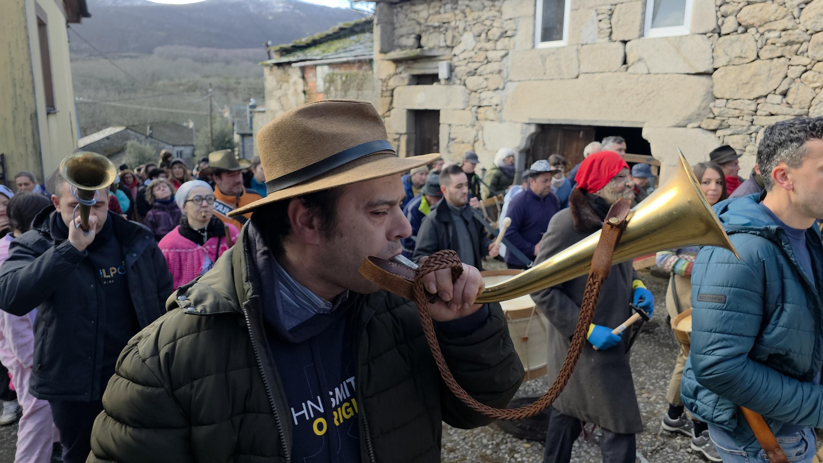 Galería | Los Palleirós llegan a Manzaneda con el inicio del Entroido