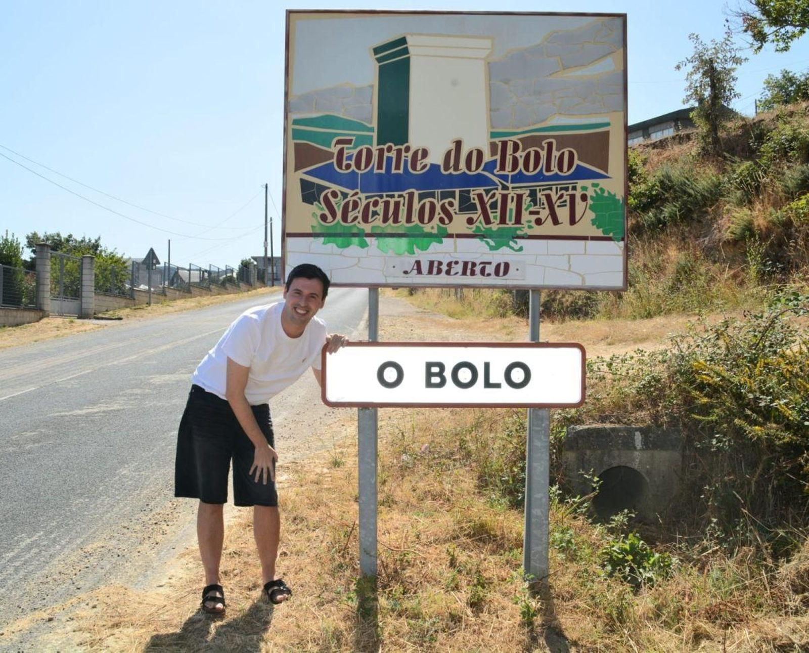 Diego Luezas junto al cartel de O Bolo.