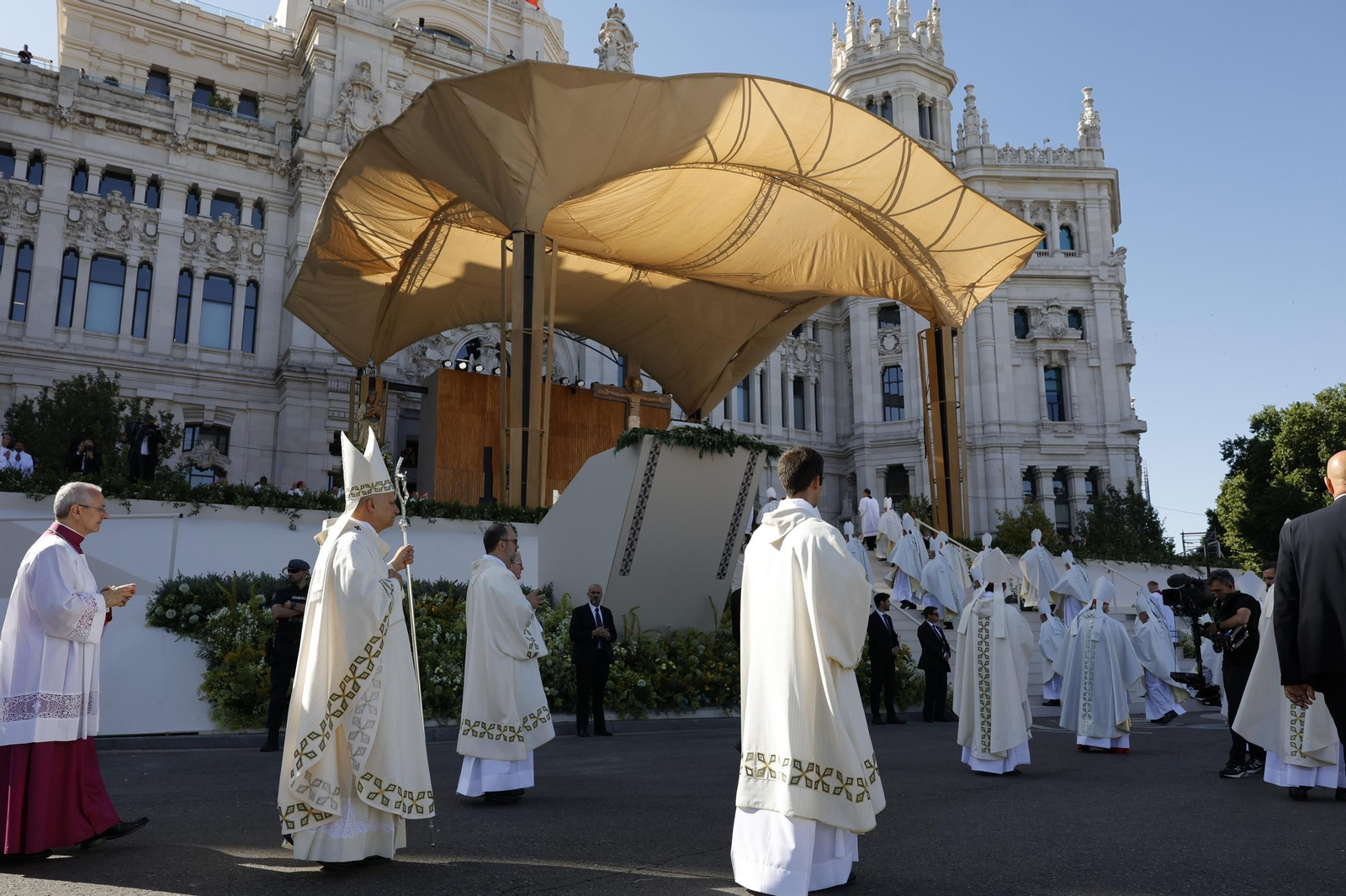 Galería | Multitudinaria misa y procesión del Corpus en Madrid con el papa León XIV