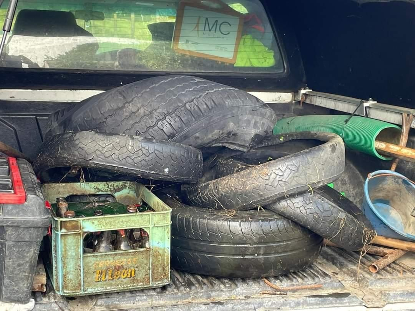 Remolques llenos de basura en Sandiás