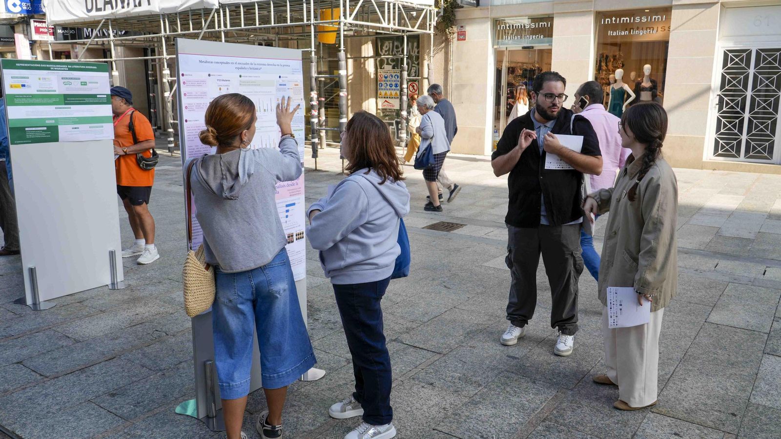 Muchos viandantes se paraban a escuchar las explicaciones de los investigadores.