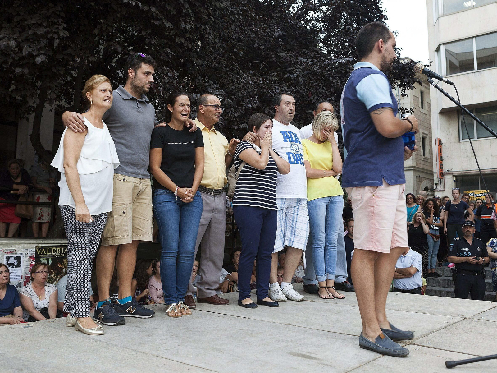 Familiares de las dos jóvenes desaparecidas, durante la concentración de ayer en Cuenca.