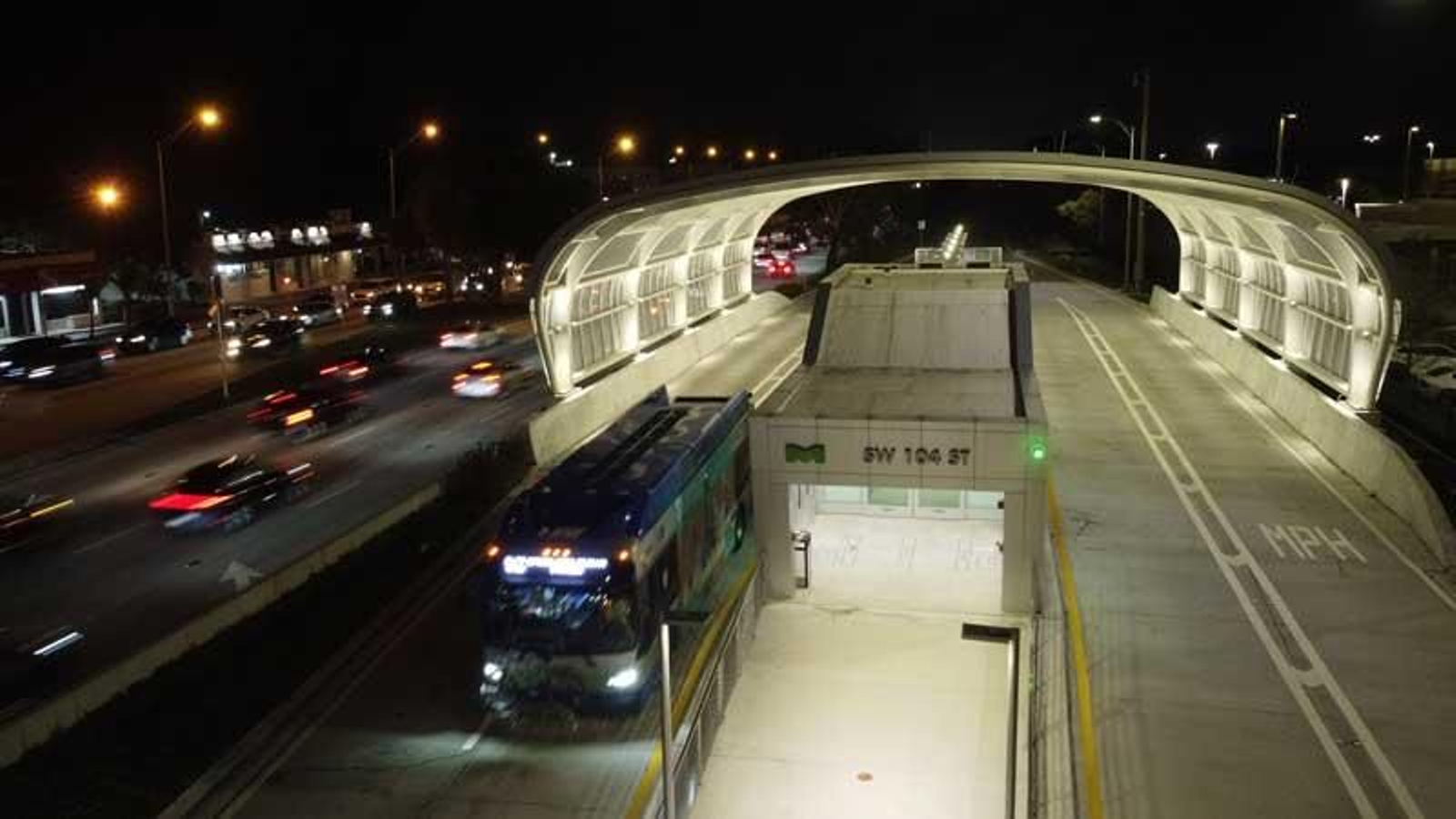 Una estación del corredor Metro Express de Miami-Dade, junto al que el condado impulsa nuevos desarrollos residenciales vinculados al transporte público.
