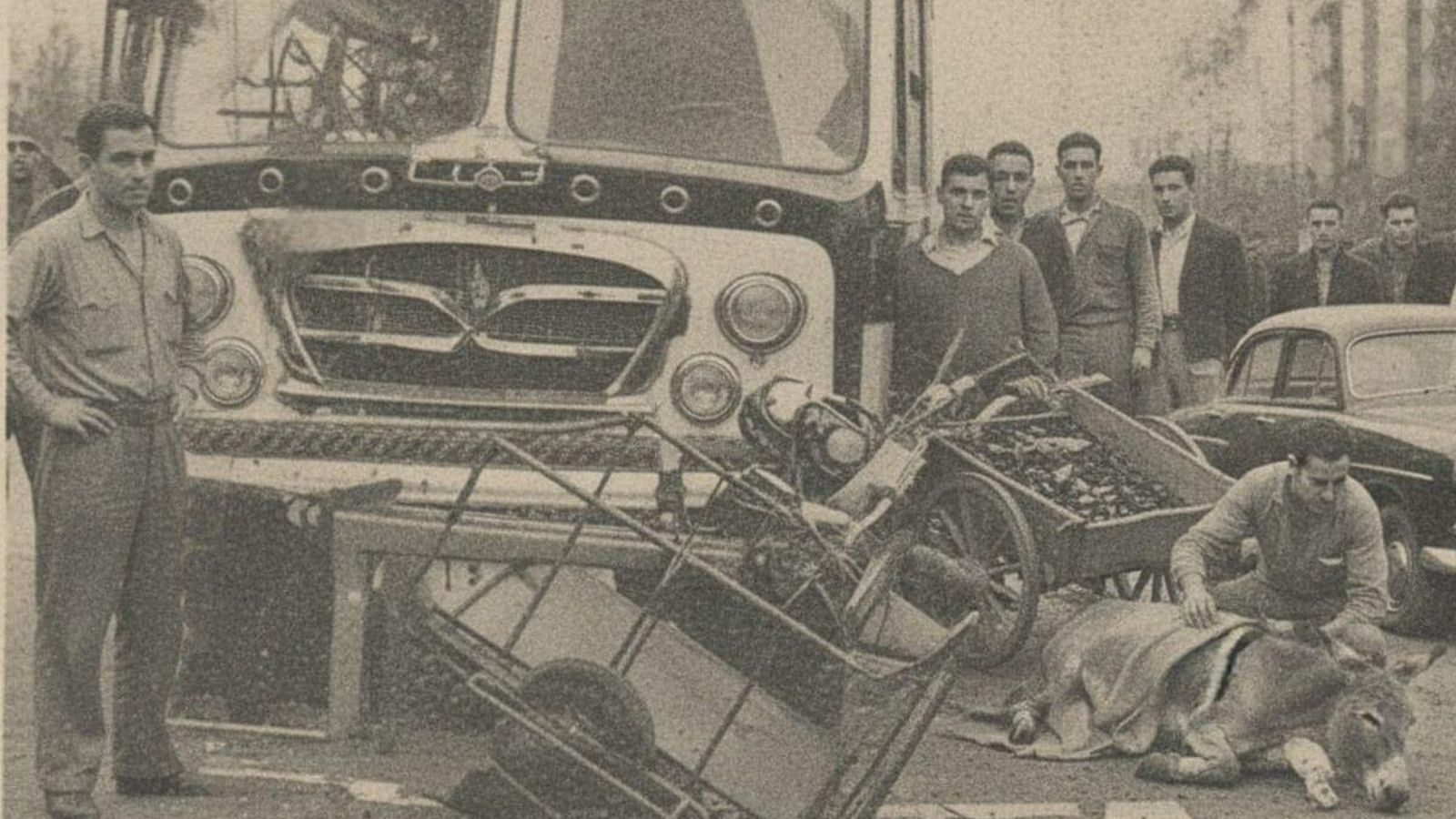 1959 calle Cardenal Quiroga. Foto Cudeiro, atendiendo a la víctima del accidente imagen tratada con I.A.