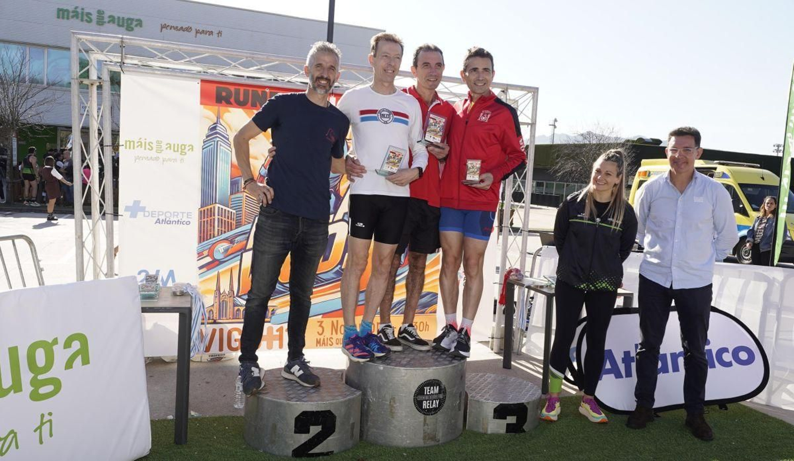 David Posada (i), delegado en Vigo de la Federación Galega de Atletismo, en la primera edición de la Milla.