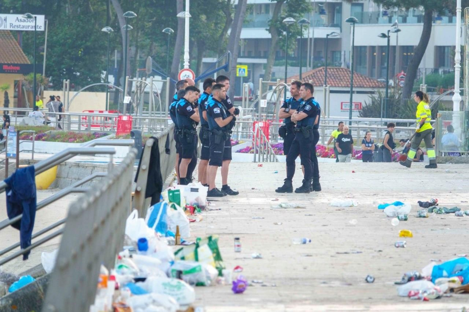 Galería | La resaca de San Xoán 2026 deja toneladas de residuos en Samil y Panxón