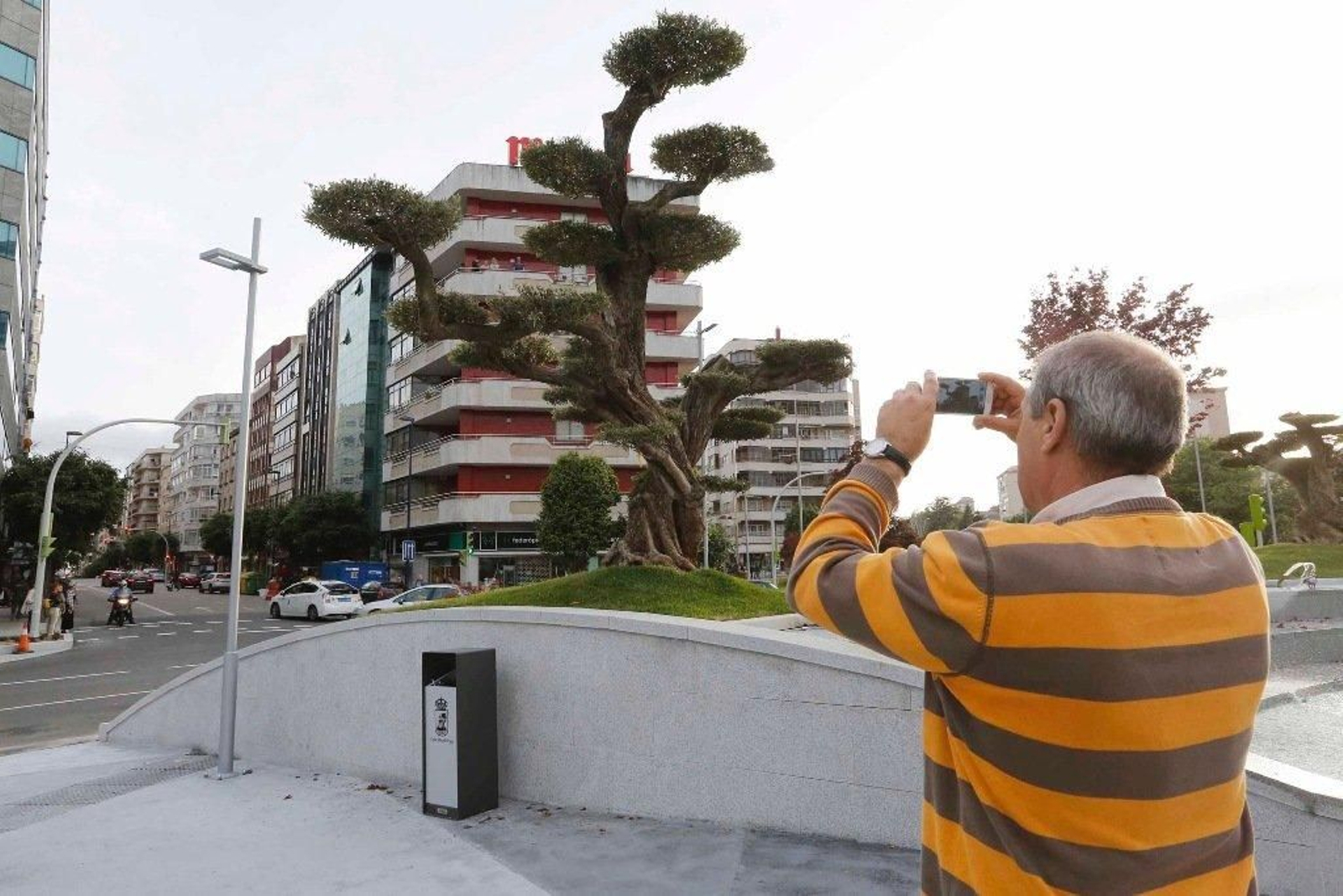 Vigo disfruta de la nueva Plaza de América _ Marta 08