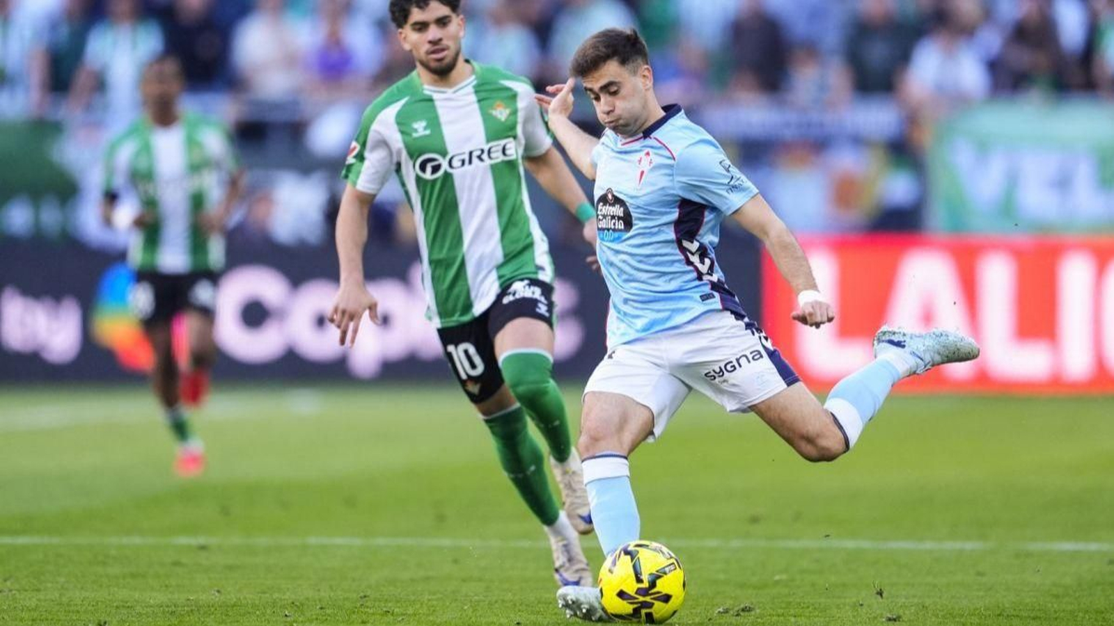 Álvaro Núñez ejecuta uno de los 48 pases que intentó ayer; 45 de ellos llegaron a buen término.