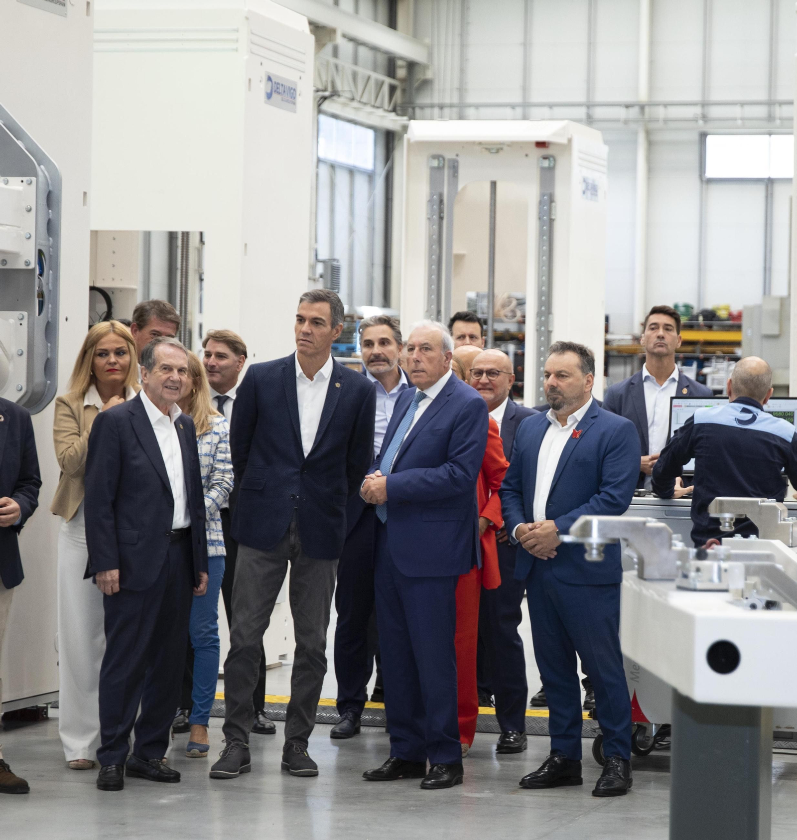 Galería | Pedro Sánchez visita las instalaciones de Delta Vigo en el PTL de Valadares
