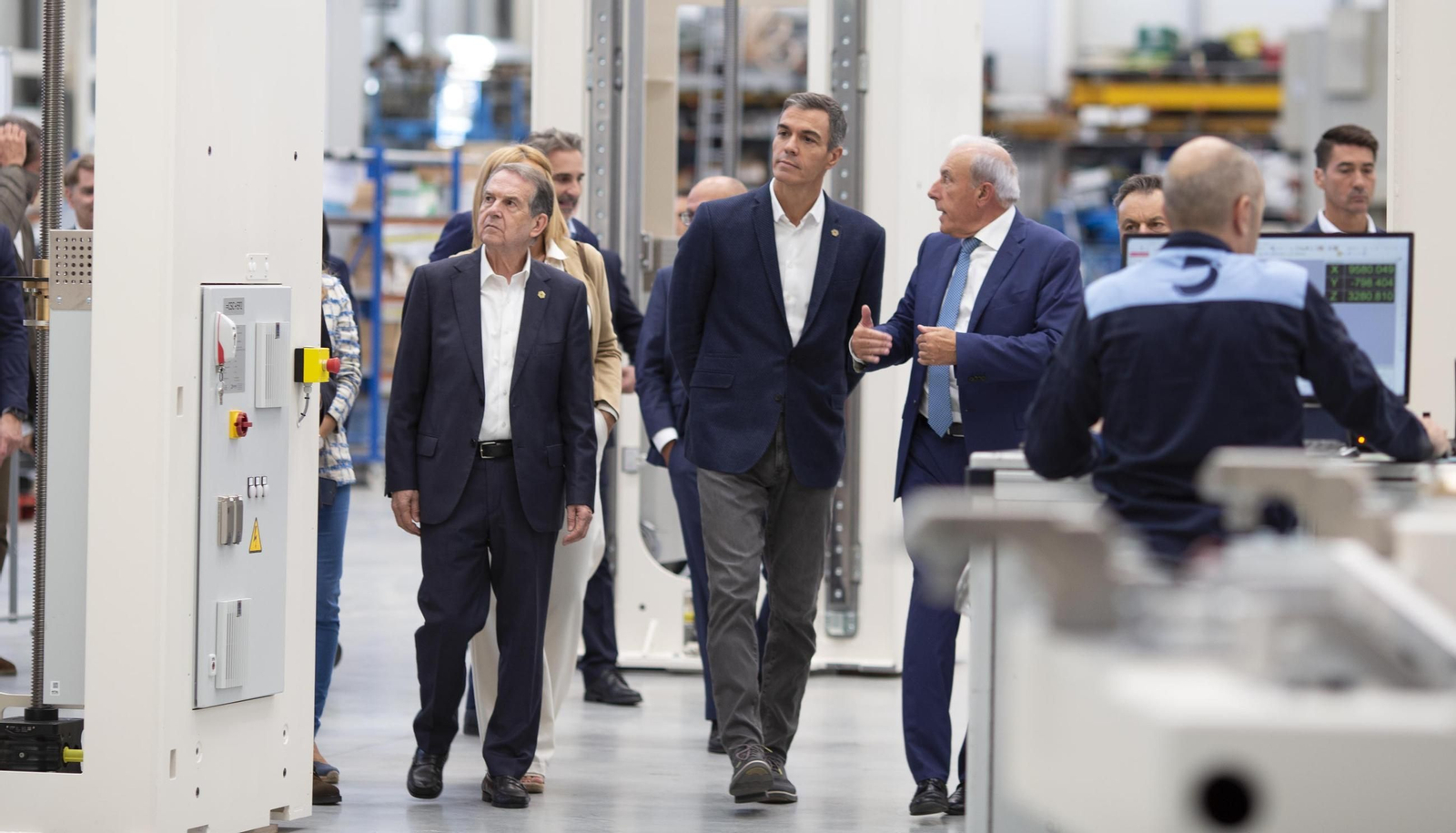 Galería | Pedro Sánchez visita las instalaciones de Delta Vigo en el PTL de Valadares