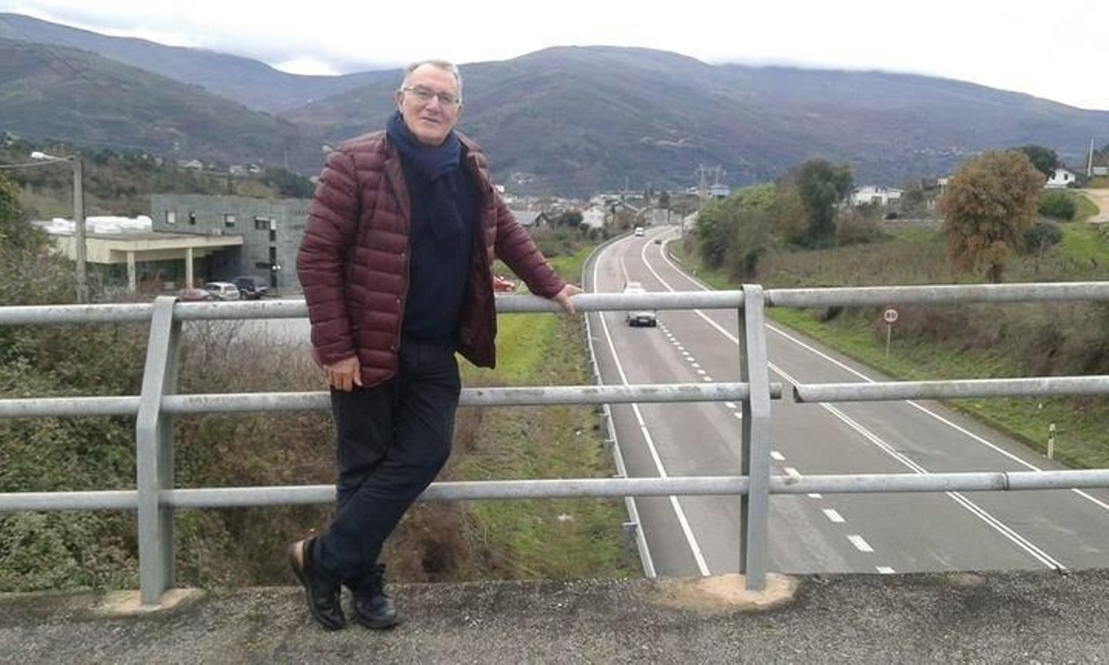 El alcalde, Alfredo García, en un puente sobre la N-120, cerca del acceso a la circunvalación.