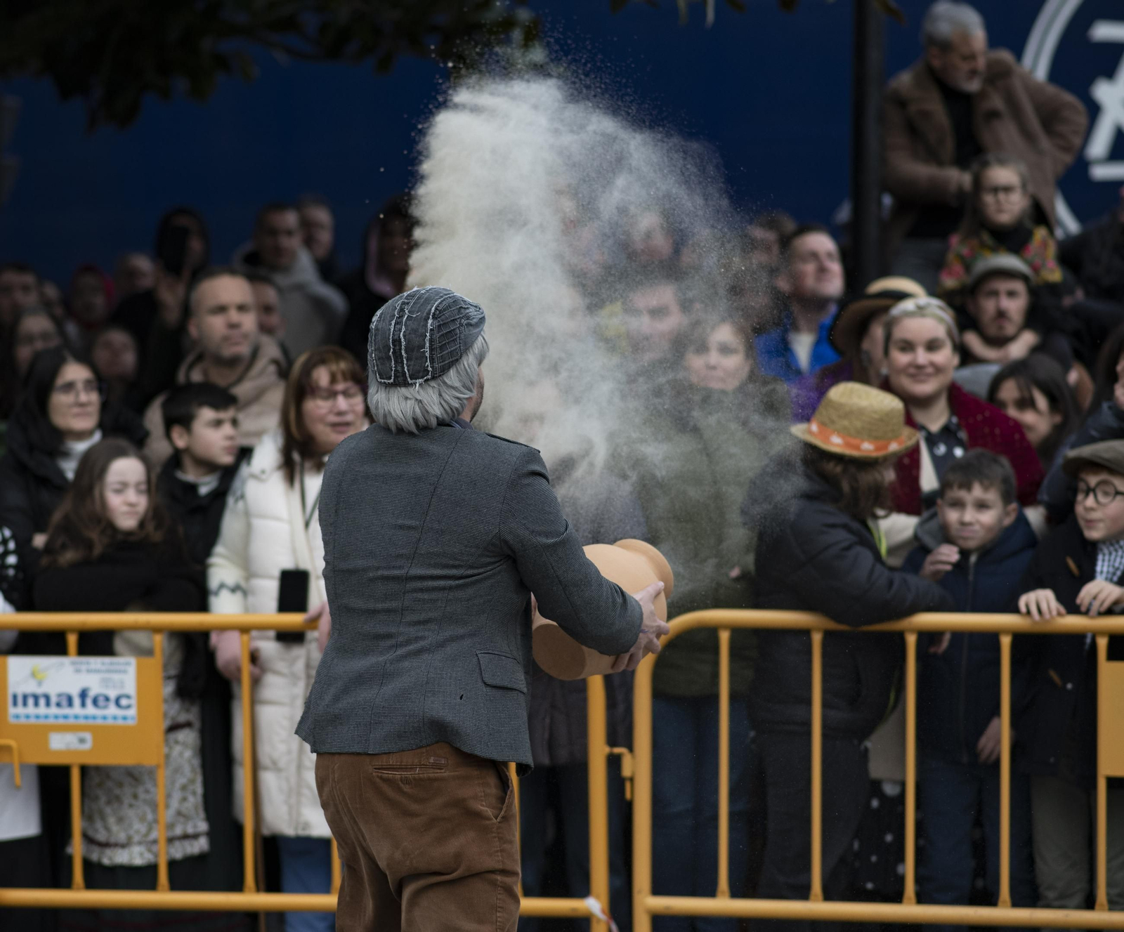 Galería |  Xinzo celebra su Domingo Oleiro con las olas volando en la Plaza Mayor