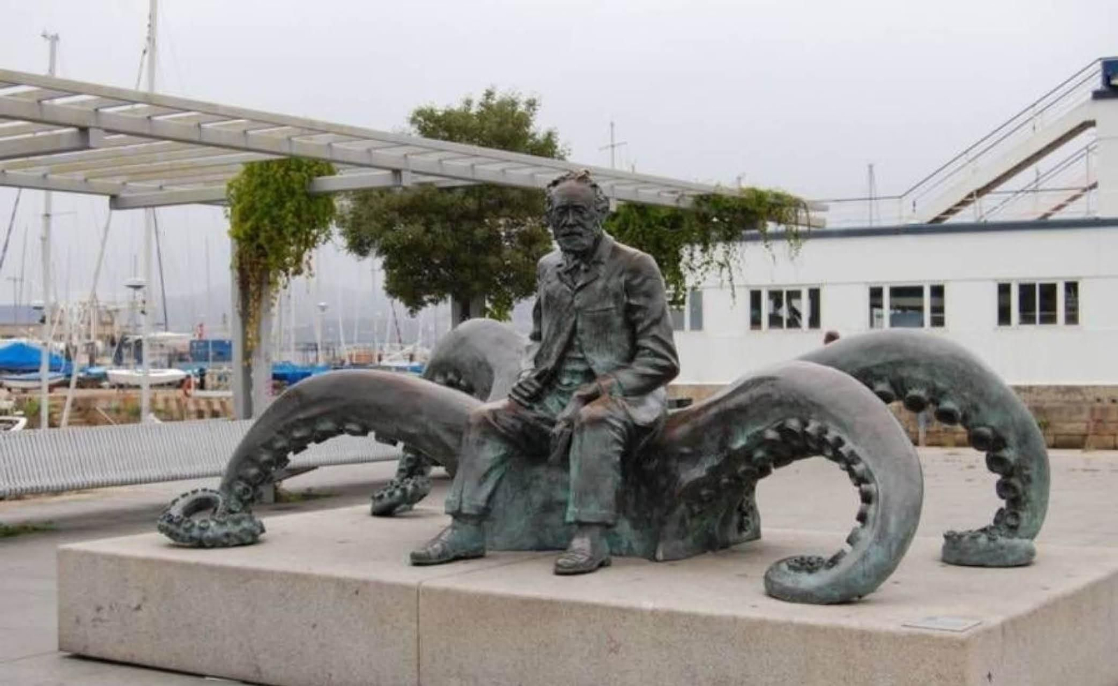 La escultura honorífica a Jules Verne.