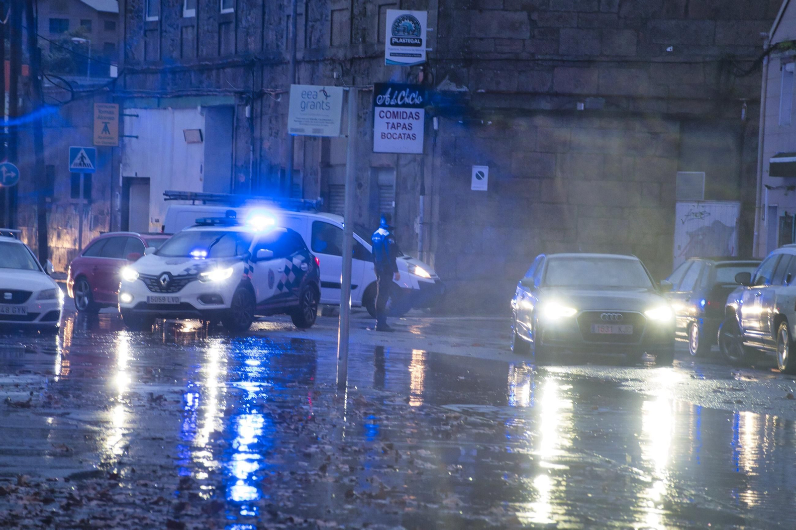 Galería | Calles inundadas y fuerte oleaje en la ría de Vigo por el temporal