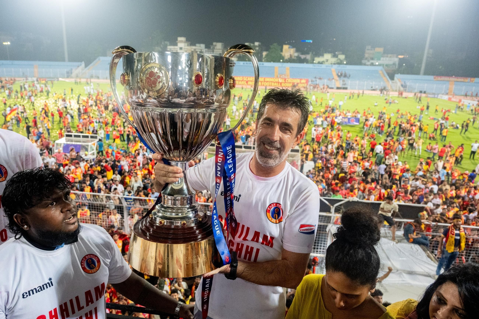 El técnico vigués Óscar Bruzon, con el trofeo de la Superliga.