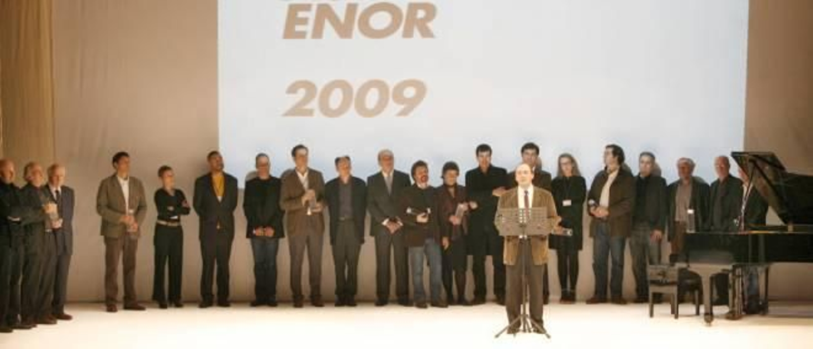 Los premiados en la gala que se celebró ayer en el Centro Cultural Caixanova. A los premios Enor se presentaron 352 obras.