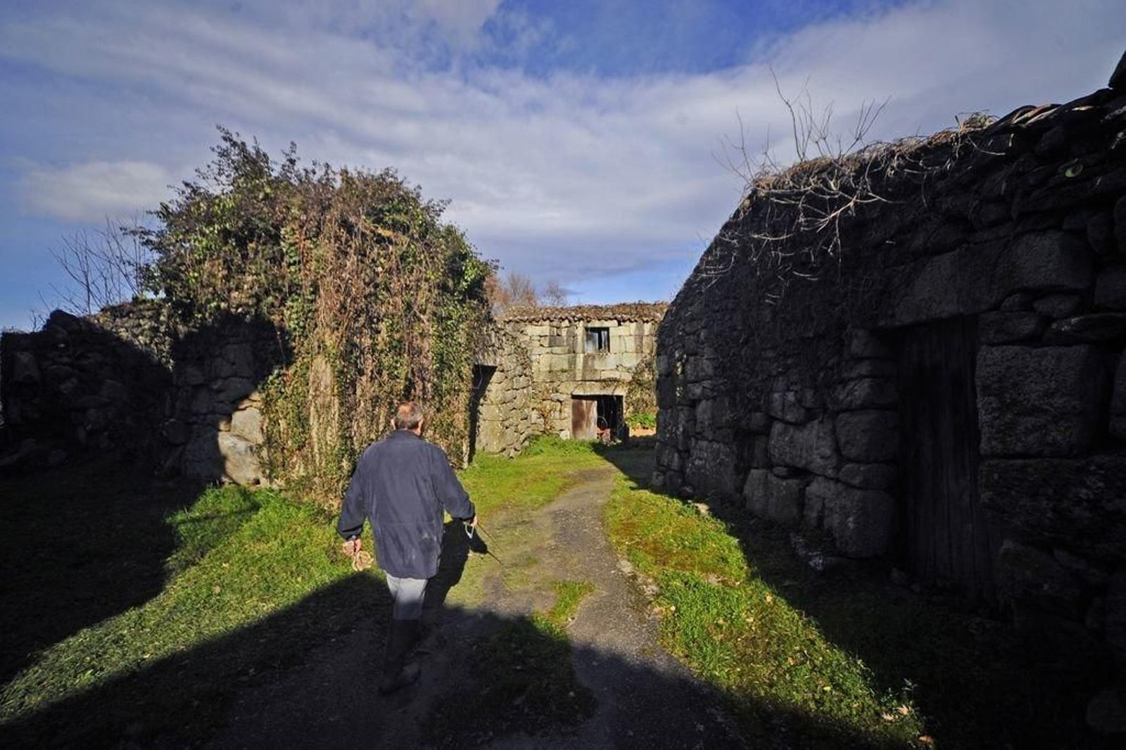 Jacinto Gavilanes camina por Moredo, en Paderne de Allariz, una de las aldeas afectadas por la despoblación. (MARTIÑO PINAL)