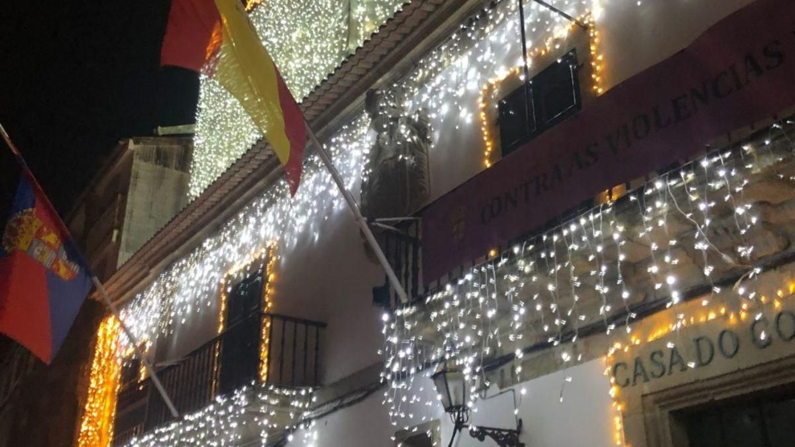 Iluminación navideña del consistorio el pasado año.