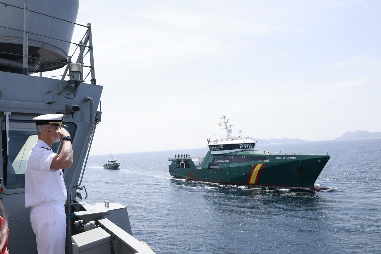 El Rey saluda a una embarcación de la Guardia Civil.