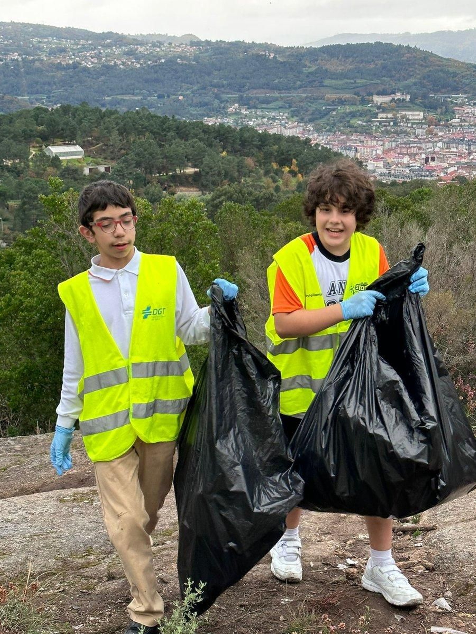 Los Ecovigilantes limpian los restos de la fiesta del magosto.