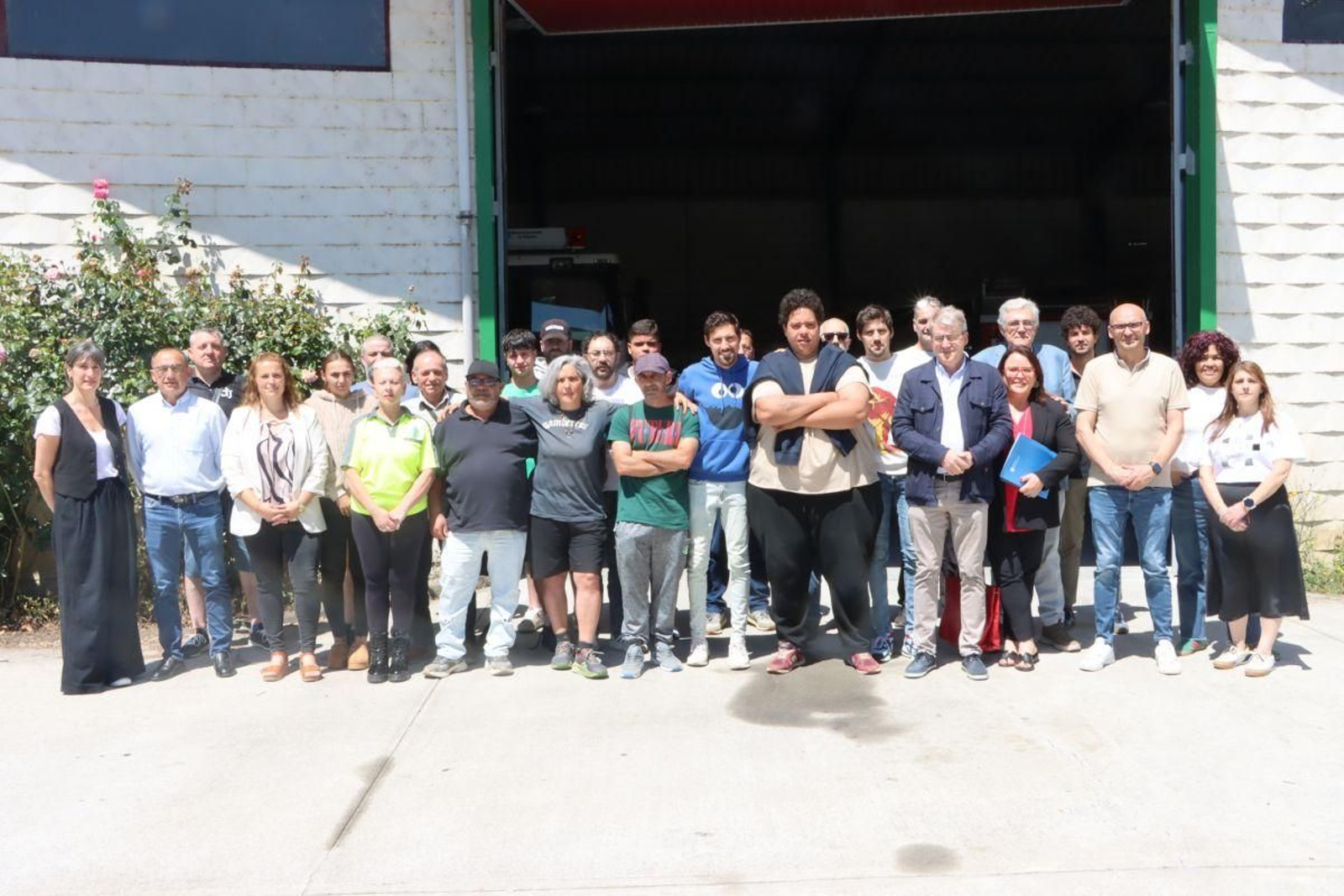 Alumnos del obradoiro de emprego con el delegado de la Xunta y alcaldes de la comarca.