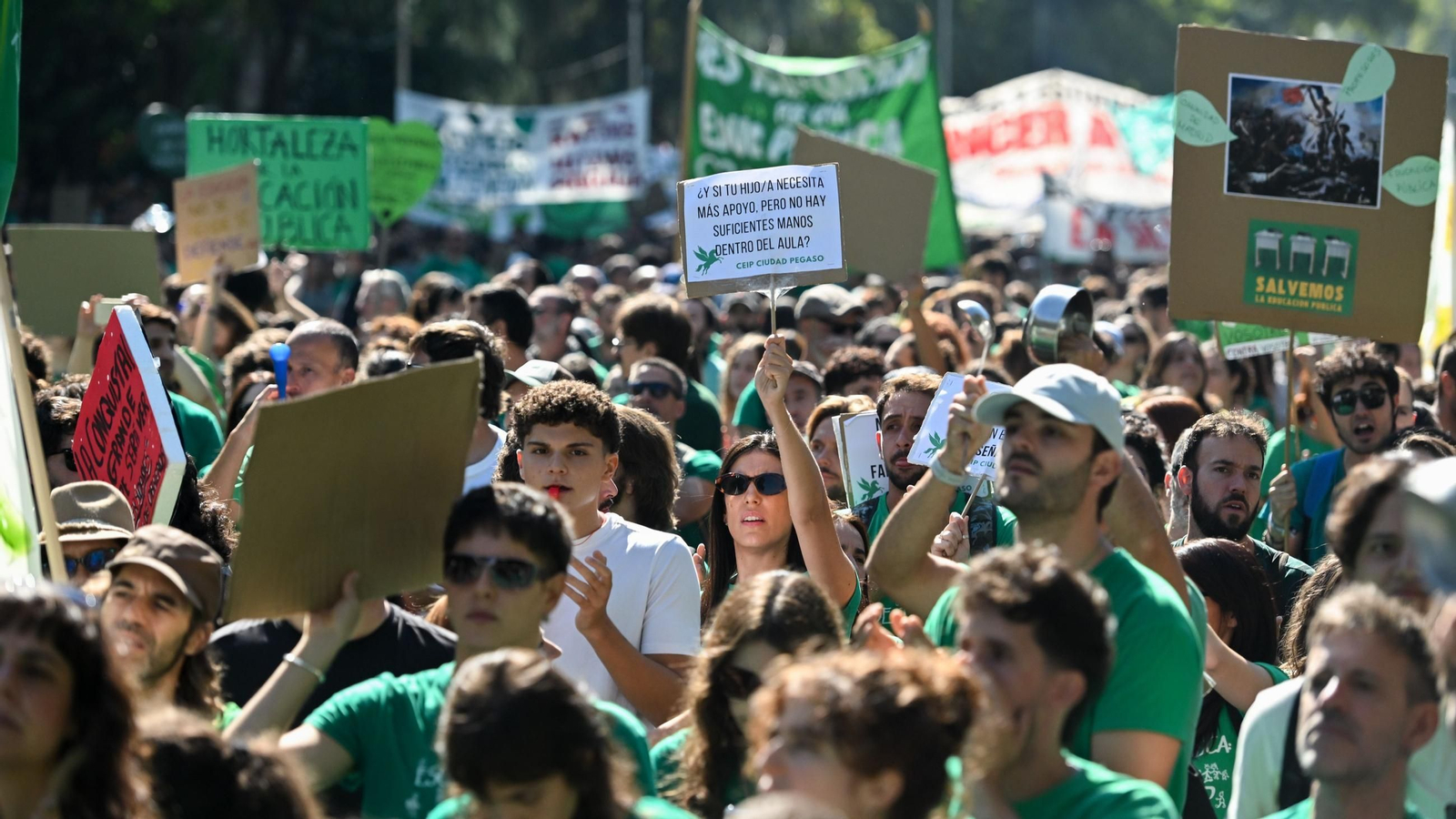 Profesores durante una cadena humana frente a la Consejería de Educación de la Comunidad de Madrid, 15 de octubre de 2026, en Madrid (España)