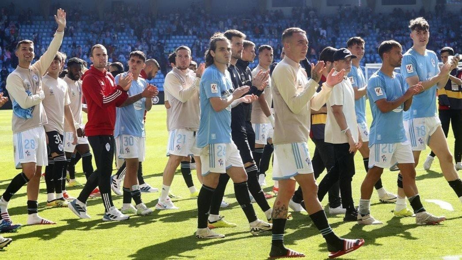 Al finalizar el encuentro los jugadores dieron la vuelta al campo saludando a la afición, entre ellos algunos jugadores que se irán.